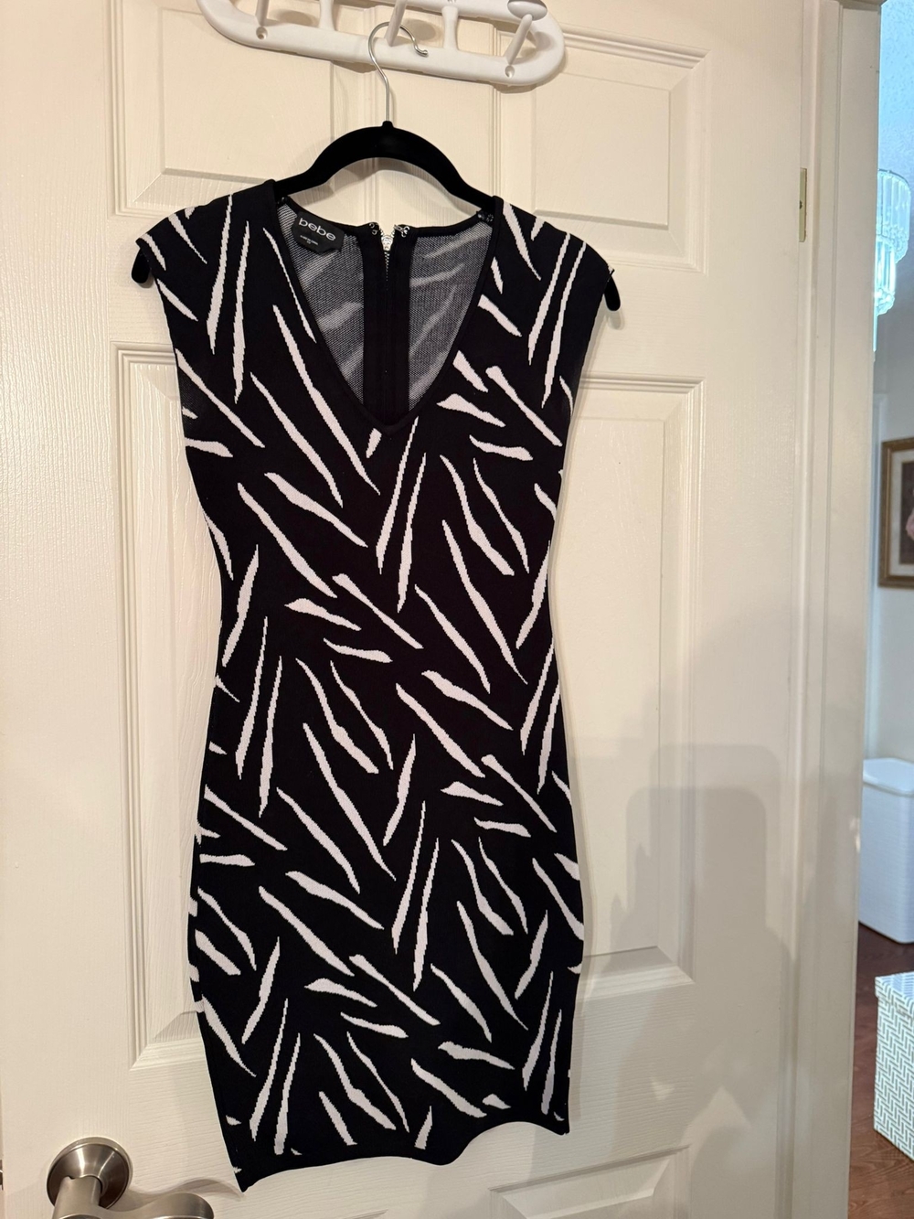 bebe Black and White V-Neck Patterned Sheath Dress
